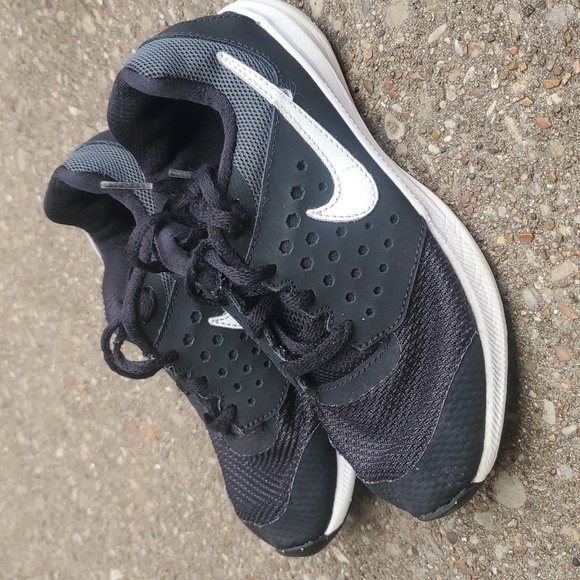 Nike Downshifter 7 Youth Sneakers Black White 13.5CW Athletic - Picture 2 of 8